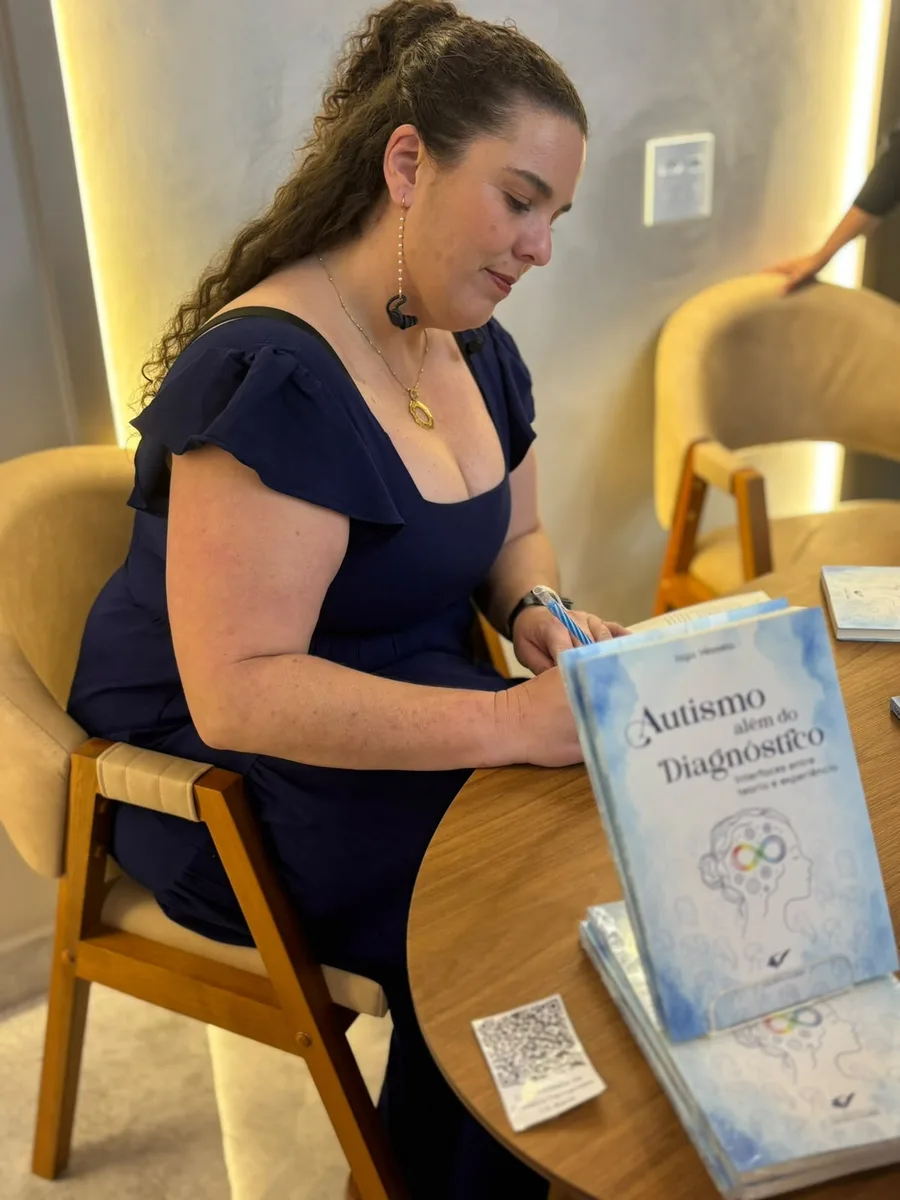 Iaga Vessela durante a sessão de autógrafos do lançamento