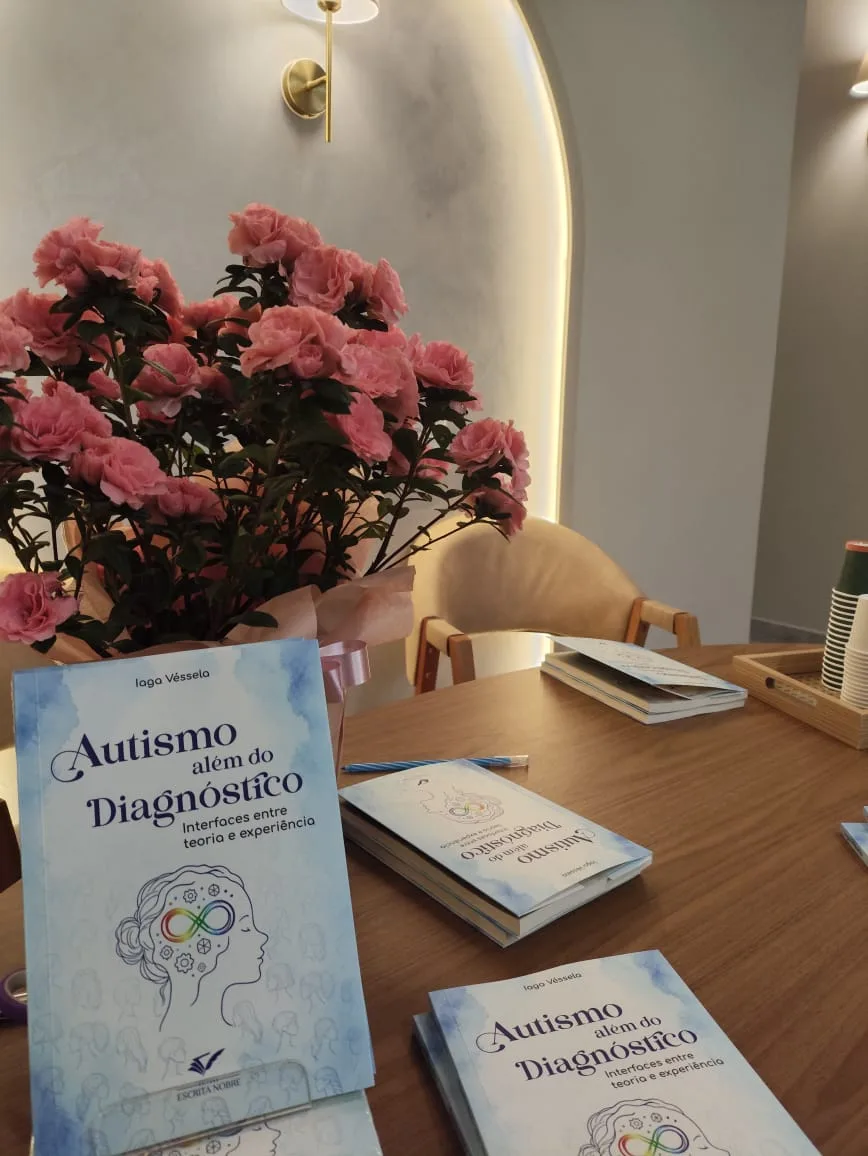 Exemplares de Autismo Além do Diagnóstico na mesa do lançamento